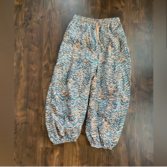 Free People Movement Zephyr Printed Pants
Camel Combo
Size Large - Picture 3 of 4